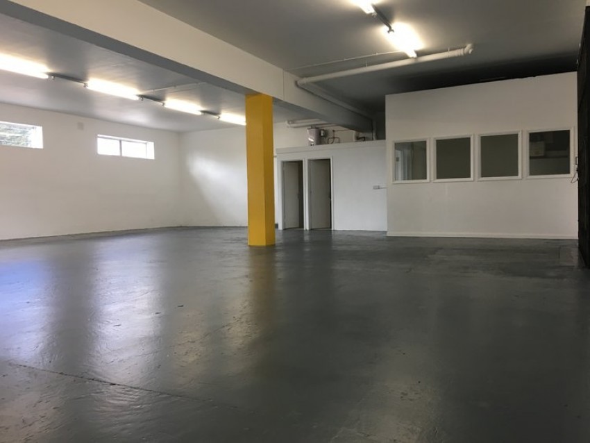 100 SQFT Commercial Space Ground Floor Rent New Friends Colony South Delhi