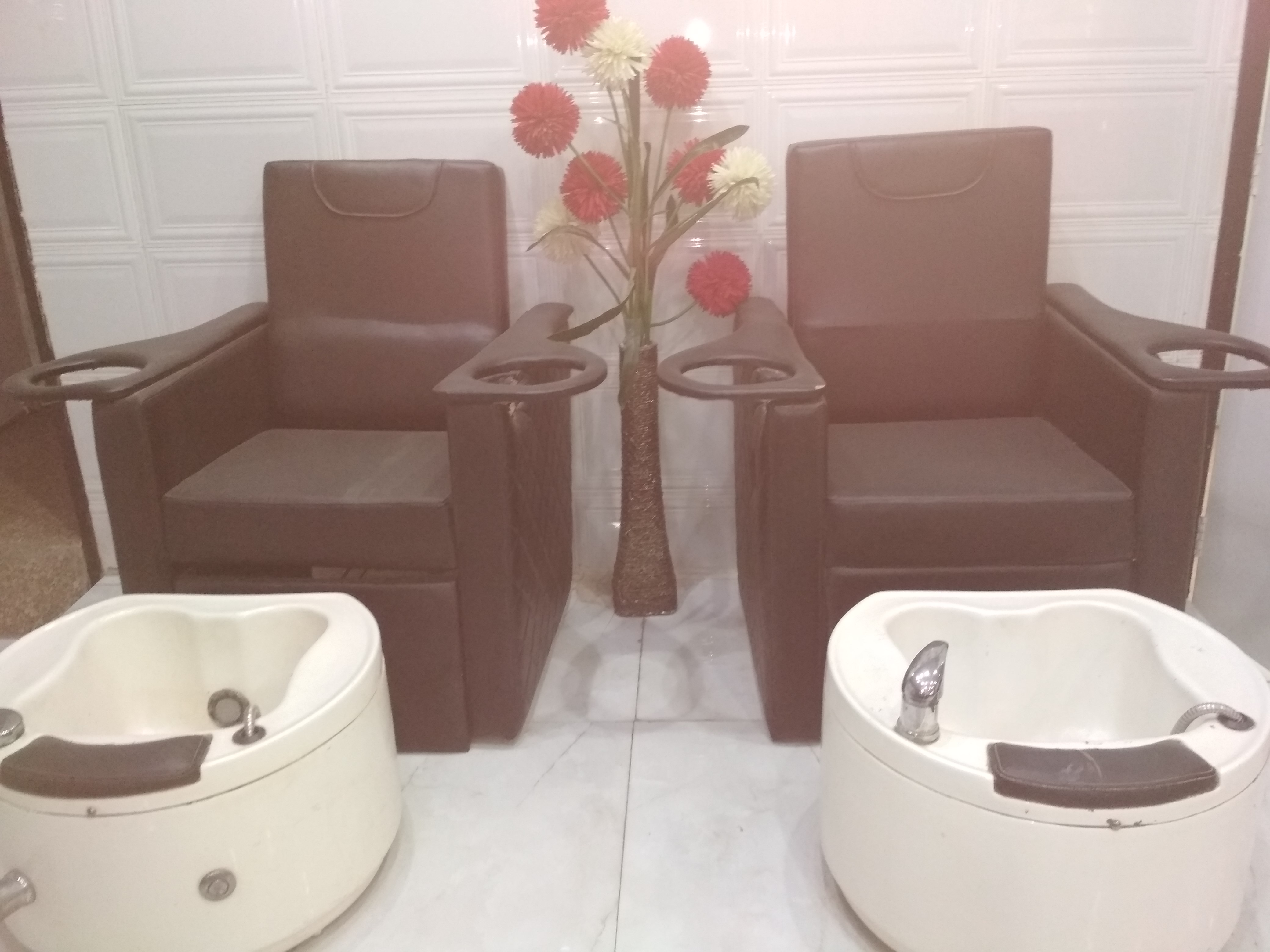 Fully furnished Salon Rent Sector 18 Noida